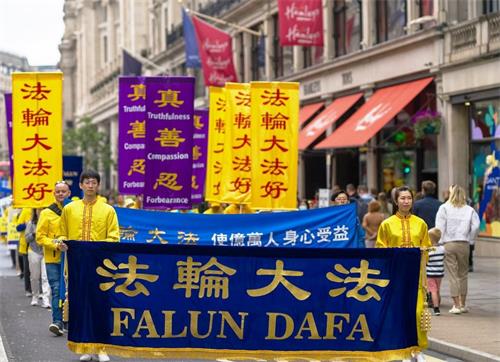 Image for article Londres, Angleterre : Un défilé et un rassemblement pour célébrer la Journée du Falun Dafa