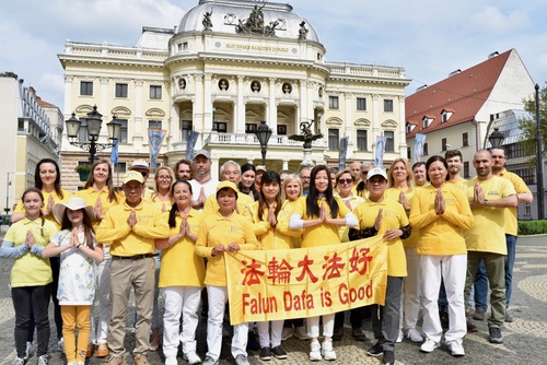 Image for article Célébration de la Journée mondiale du Falun Dafa à Bratislava, en Slovaquie