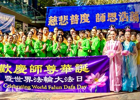 Image for article Perth, Australie : Les pratiquants de Falun Gong expriment leur gratitude envers le fondateur lors des célébrations de la Journée du Falun Dafa
