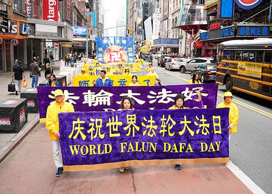 Image for article New York : Un grand défilé à Manhattan célèbre la Journée mondiale du Falun Dafa
