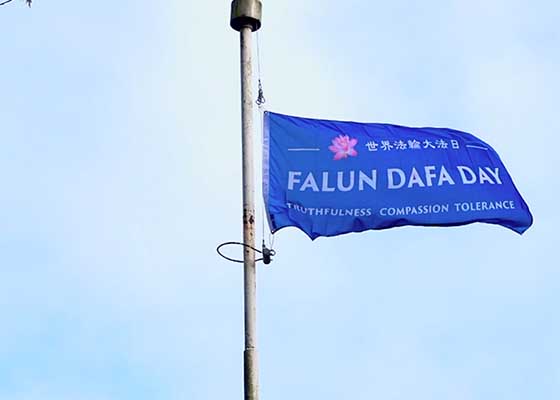 Image for article Canada : Des villes de la Colombie-Britannique hissent les drapeaux et s’illuminent pour célébrer la Journée mondiale du Falun Dafa