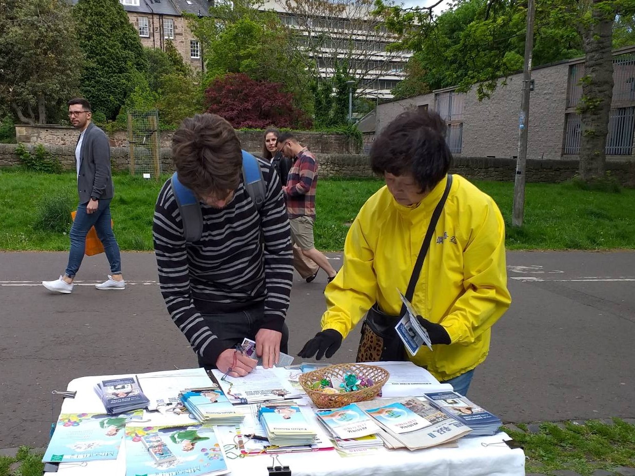 Image for article Écosse : Les pratiquants célèbrent la Journée mondiale du Falun Dafa et parlent aux gens du Falun Dafa