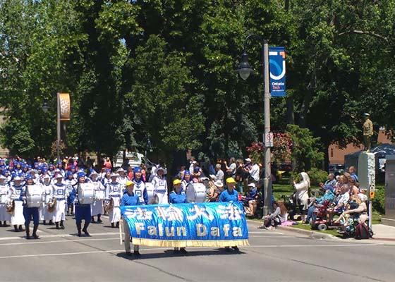 Image for article Toronto, Canada : Le Falun Dafa chaleureusement accueilli dans trois défilés