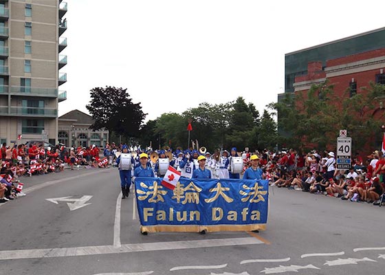 Image for article Toronto, Canada : Le public acclame le Falun Dafa pendant le défilé de la fête du Canada