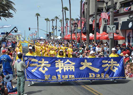 Image for article Huntington Beach, Californie : Le Falun Dafa est « brillant et plein d’énergie » selon un présentateur de télévision lors de la diffusion en direct du défilé du Jour de l’Indépendance