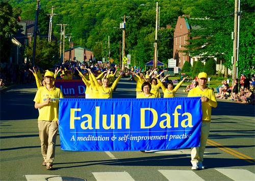 Image for article Vermont : Le Falun Dafa chaleureusement accueilli lors du défilé du Jour de l’Indépendance à Montpellier