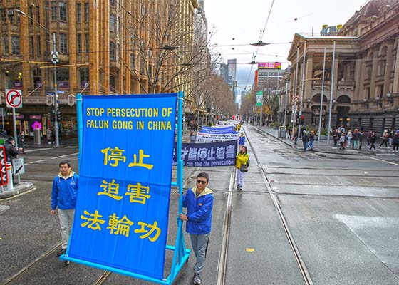 Image for article Melbourne, Australie : Une marche pour résister contre les vingt-trois ans de persécution du Falun Gong par le PCC touche le public