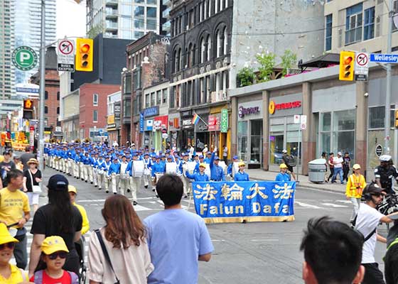 Image for article Toronto : Le Falun Dafa félicité lors d’un défilé organisé pour dénoncer la persécution en Chine