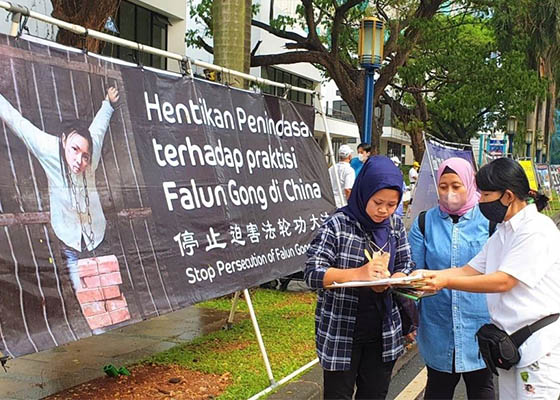 Image for article Indonésie : Les pratiquants de Falun Dafa lancent un appel pacifique pour mettre fin à la persécution en Chine