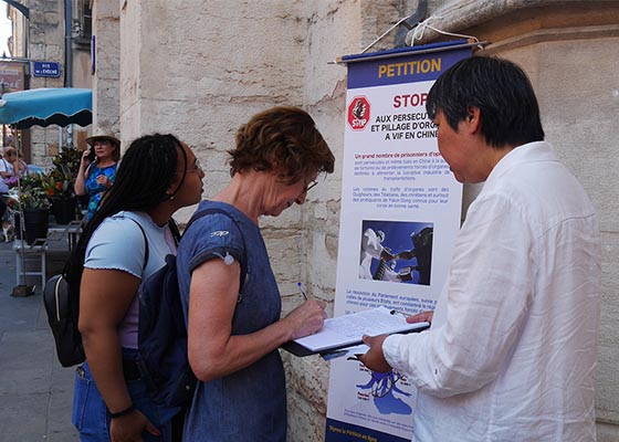 Image for article Les gens de l’est de la France s’informent sur la persécution continue du Falun Gong