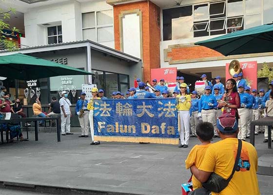 Image for article Indonésie : Un groupe de Falun Dafa se produit lors de la célébration de la Journée de l’indépendance