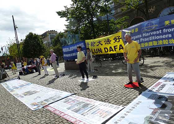 Image for article Danemark : Présentation du Falun Dafa dans le centre-ville de Copenhague