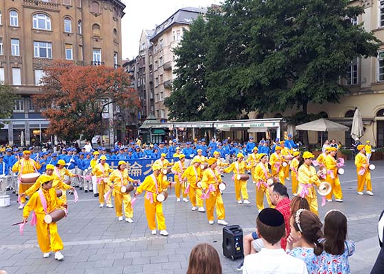 Image for article Hongrie : Des pratiquants de Falun Dafa à Budapest parlent aux gens de leur pratique