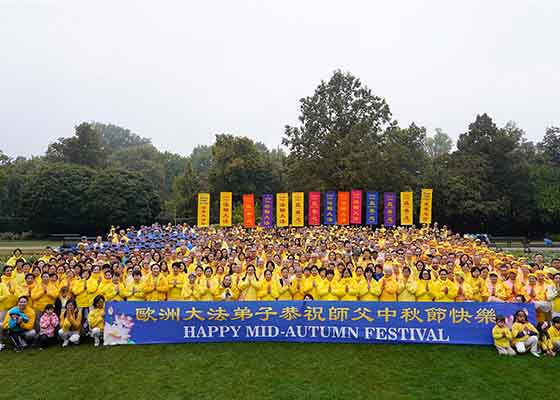 Image for article Varsovie, Pologne : Les pratiquants de Falun Dafa européens expriment leur gratitude à Maître Li et le remercient pour ses bénédictions