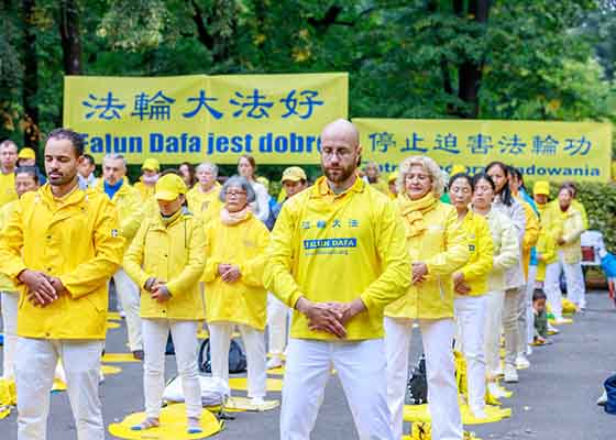 Image for article Varsovie, Pologne : La pratique collective des exercices du Falun Dafa touche les passants