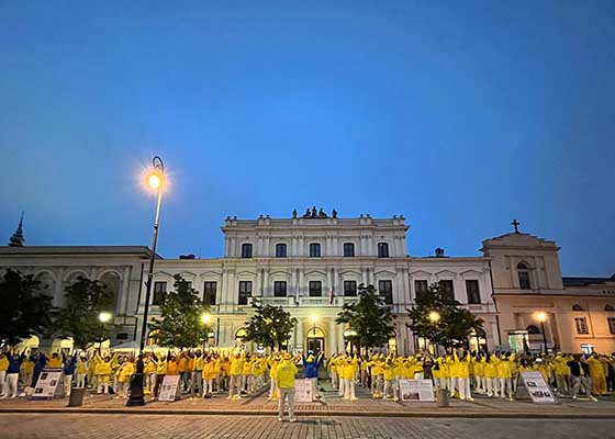 Image for article Pologne : Lors de la veillée aux chandelles, les gens condamnent la persécution du régime chinois à l’encontre du Falun Dafa