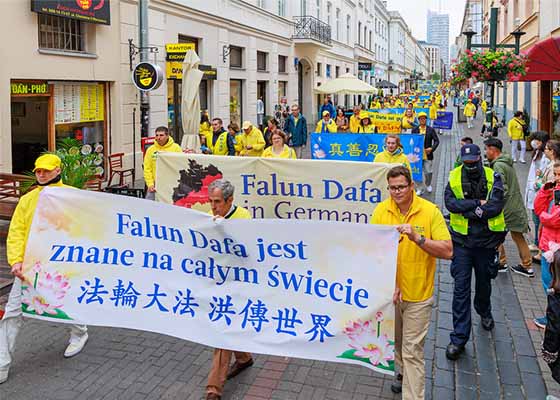 Image for article Les habitants de Varsovie, Pologne, font l’éloge du Falun Dafa lors de deux grands défilés