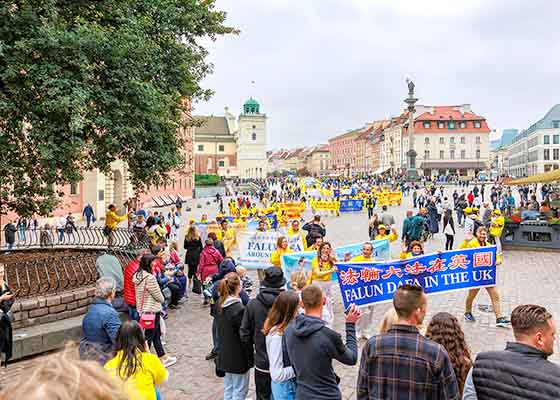 Image for article Varsovie, Pologne : La marche organisée par les pratiquants de Falun Dafa reçoit l’éloge des spectateurs