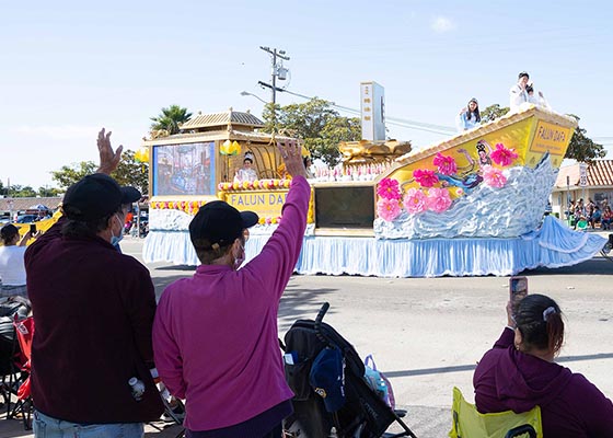 Image for article Newark, Californie : Les spectateurs du défilé accueillent les pratiquants de Falun Gong