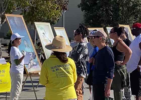 Image for article San Diego : Les visiteurs de l’exposition internationale L’Art de Zhen Shan Ren – « Nous devons mettre fin à cette persécution cruelle »