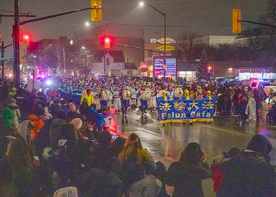 Image for article London, Canada : La fanfare des pratiquants de Falun Gong accueillie dans le défilé du père Noël