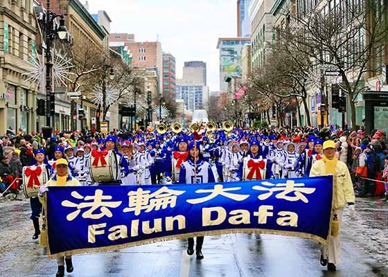 Image for article Montréal : Le Tian Guo Marching Band participe au premier défilé du Père Noël organisé depuis la pandémie