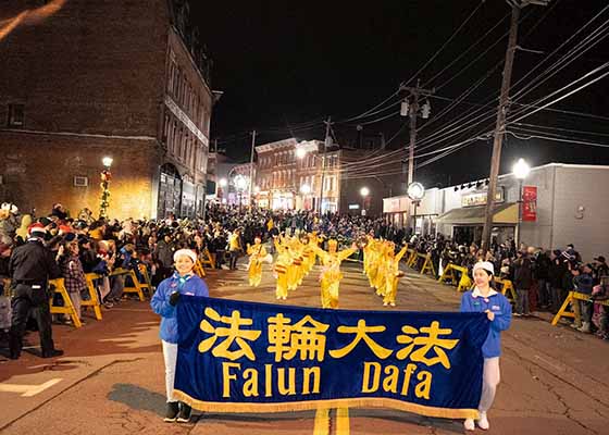Image for article New York : Des pratiquants apportent les bénédictions du Falun Dafa à deux défilés de Noël