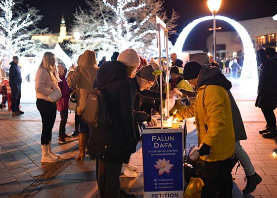 Image for article Nitra, Slovaquie : Signature d’une pétition pour soutenir le Falun Gong lors des activités de la Journée internationale des droits de l’homme