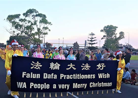 Image for article Banbury, Australie-Occidentale : Les spectateurs font l’éloge du Falun Dafa lors du défilé de Noël