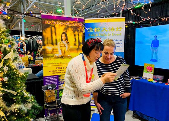 Image for article Toronto, Canada : Les participants au Glow Christmas Light Festival apprennent le Falun Dafa