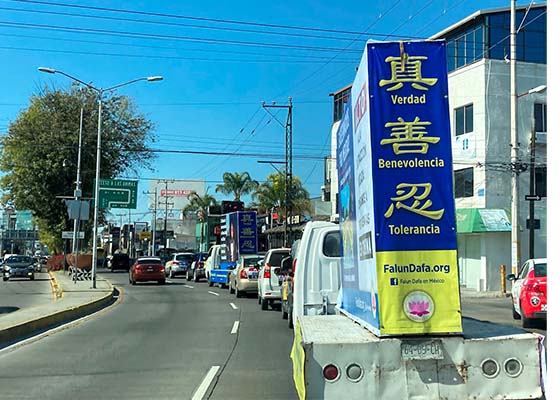 Image for article Mexique : Un défilé de voitures à Puebla présente le Falun Dafa et expose les crimes du PCC