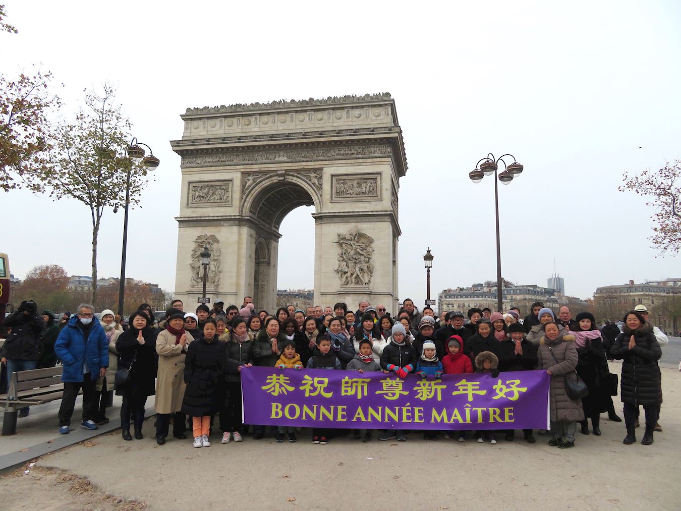 Image for article France : Les pratiquants souhaitent au fondateur du Falun Dafa un bon Nouvel An lunaire