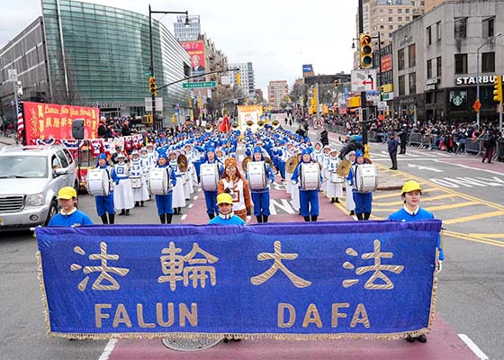 Image for article Un nouvel immigrant venu de Chine fait l’éloge des pratiquants lors du défilé du Nouvel An lunaire à Flushing, New York : « Le Falun Gong sauve l’humanité »