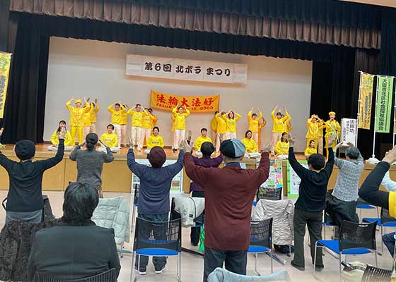 Image for article Osaka, Japon : Des personnes apprennent les exercices de Falun Gong lors d’un événement local