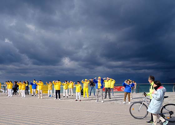 Image for article Le public condamne la persécution du Falun Dafa lors d’une activité organisée à Tel Aviv, Israël