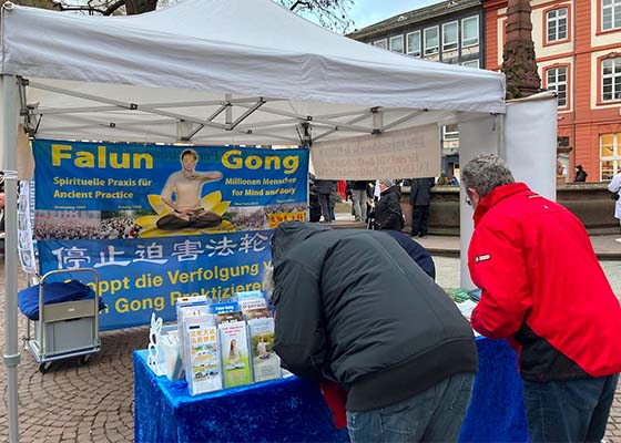 Image for article Une activité organisée à Francfort génère du soutien pour mettre fin à la persécution du Falun Dafa en Chine