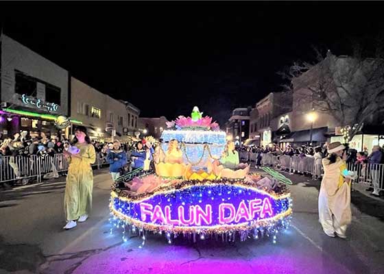 Image for article Les pratiquants de Falun Dafa participent au défilé annuel des Lumières du sud-ouest du Colorado