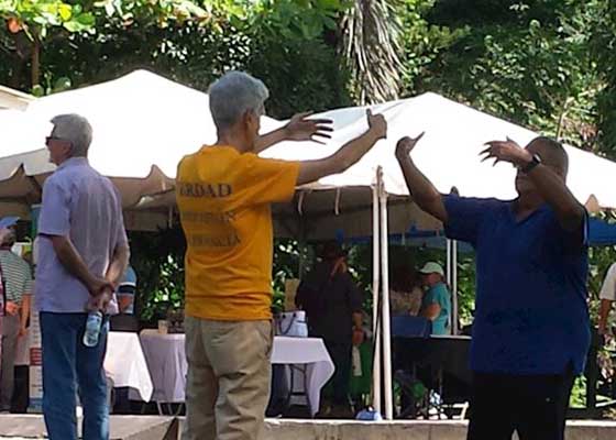 Image for article Porto Rico : Les visiteurs au festival de l’Éveil holistique sont ravis d’apprendre le Falun Dafa