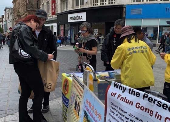 Image for article Liverpool, Grande-Bretagne : Sensibiliser au Falun Dafa lors de la fête du Nouvel An chinois