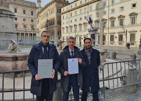 Image for article Italie : Des pratiquants soumettent des signatures réclamant la fin de la persécution du Falun Dafa par le régime communiste chinois