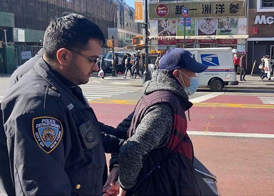 Image for article New York : Un homme arrêté et accusé d’agression pour avoir attaqué un stand de Falun Gong