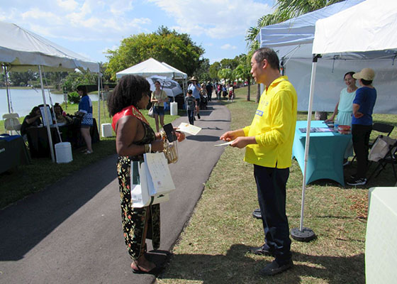 Image for article Miami : Des pratiquants présentent le Falun Dafa au Festival culturel asiatique