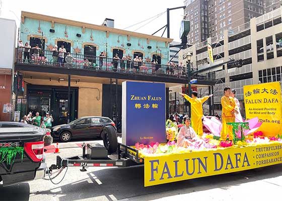 Image for article Le char du Falun Dafa salué lors du défilé de la Saint-Patrick à Houston