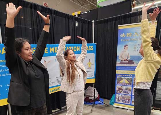Image for article Canada : Des gens s’informent sur le Falun Dafa au Salon national de l’habitation de Toronto