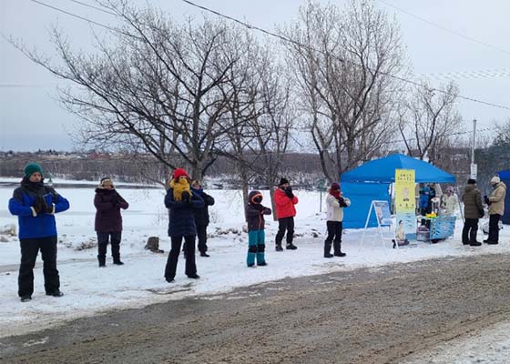 Image for article Sherbrooke, Canada : Présentation du Falun Dafa lors du festival d’hiver