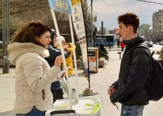 Image for article En Roumanie, un chercheur sur la Chine impressionné par l’« incroyable énergie » du Falun Dafa