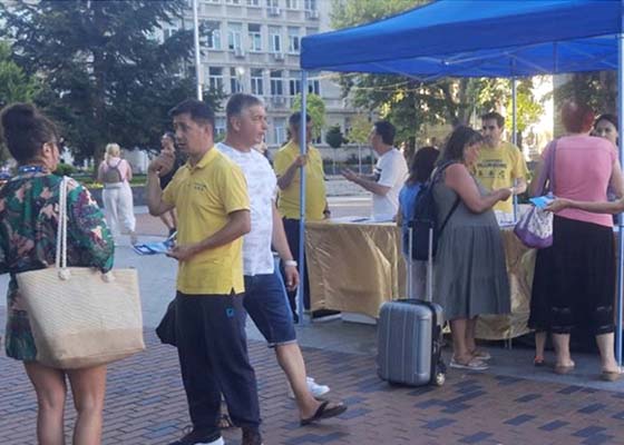 Image for article Varna, Bulgarie : Les habitants découvrent la persécution du Falun Dafa par le Parti communiste chinois