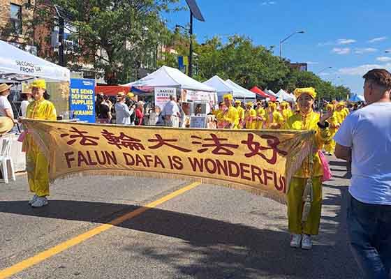 Image for article Toronto, Canada : Les gens découvrent le Falun Dafa au festival ukrainien