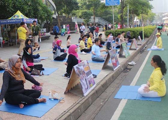 Image for article Indonésie : Le Falun Dafa accueilli à la « Journée sans voiture » à Jakarta — « Nous avons besoin d’Authenticité-Bienveillance-Tolérance »