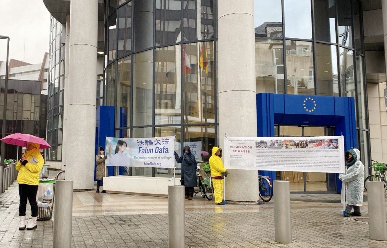 Image for article France : Des membres du Parlement européen et des habitants condamnent la persécution
